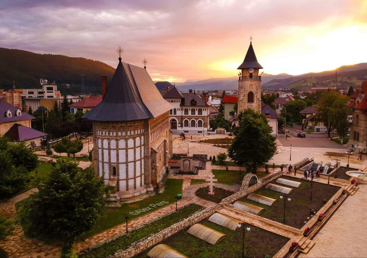 - Brown Suite - Ultracentral Piatra Neamt Exterior photo